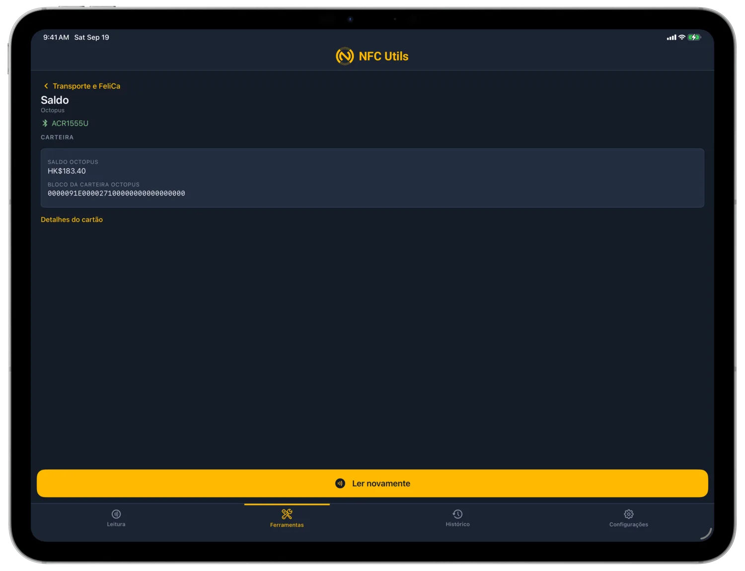 Um iPad em paisagem mostrando a ferramenta Saldo Octopus com um leitor Bluetooth ACR1555U conectado